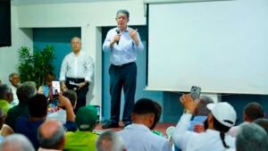 Leonel Fernández presiona al Gobierno por la gasolina y cuestiona que siga sin bajar