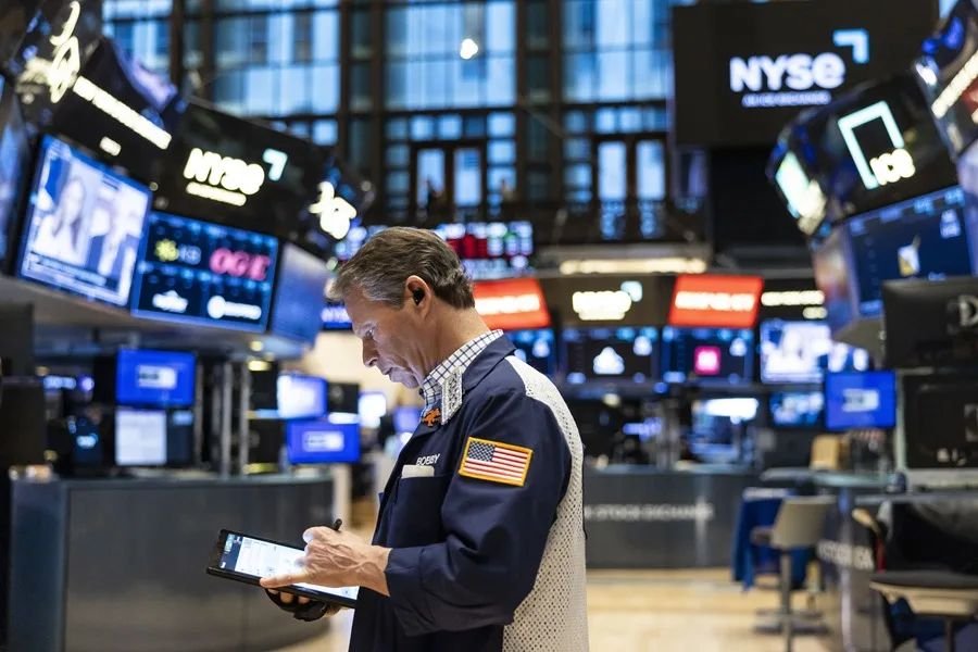 Wall Street arranca en terreno desigual: sube el Dow 1,22 % y cae la presión sobre la tecnología