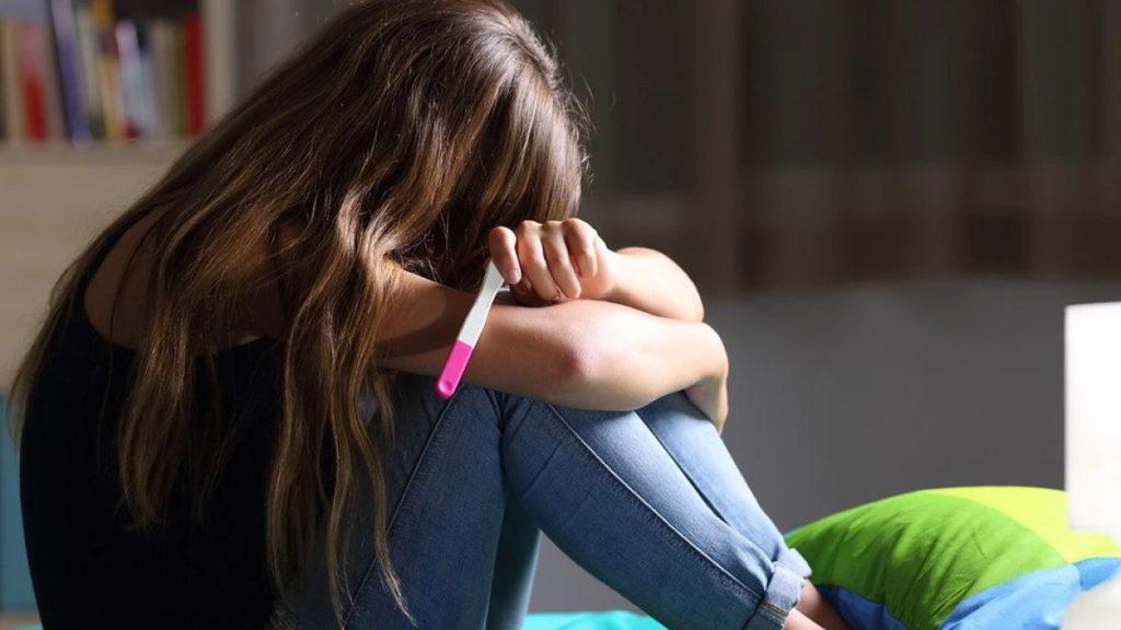 Pobreza, trabajo y cuidados empujan la deserción en secundaria