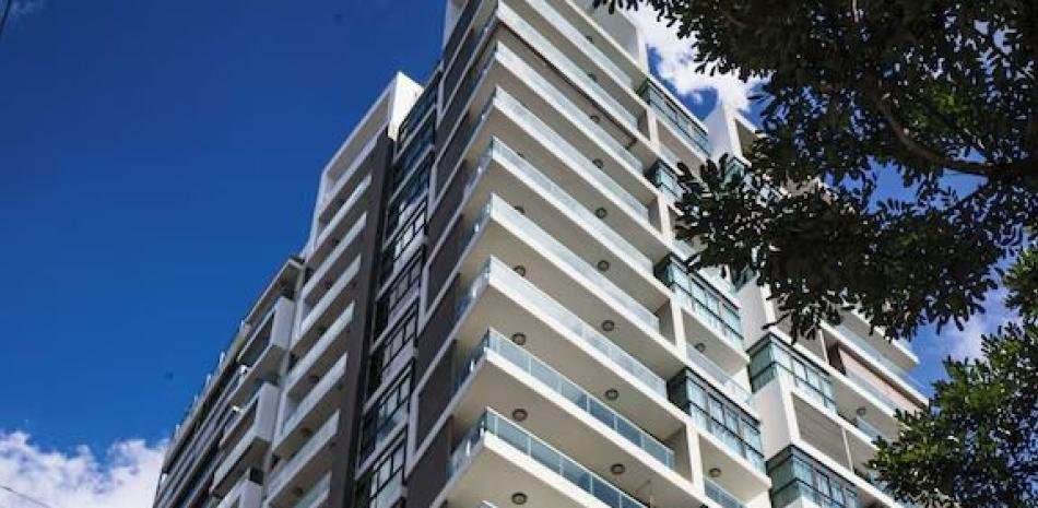 Investigan dos muertes en una torre de Piantini tras hallarse una joven con vida