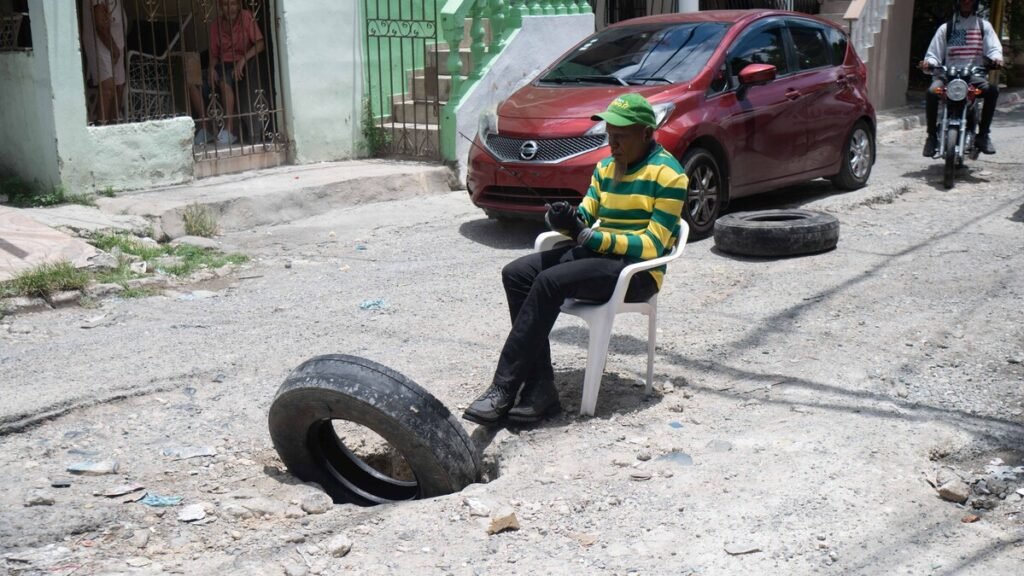 Vecinos colocan neumáticos ante un hundimiento y el deterioro de la calle Celestino Román