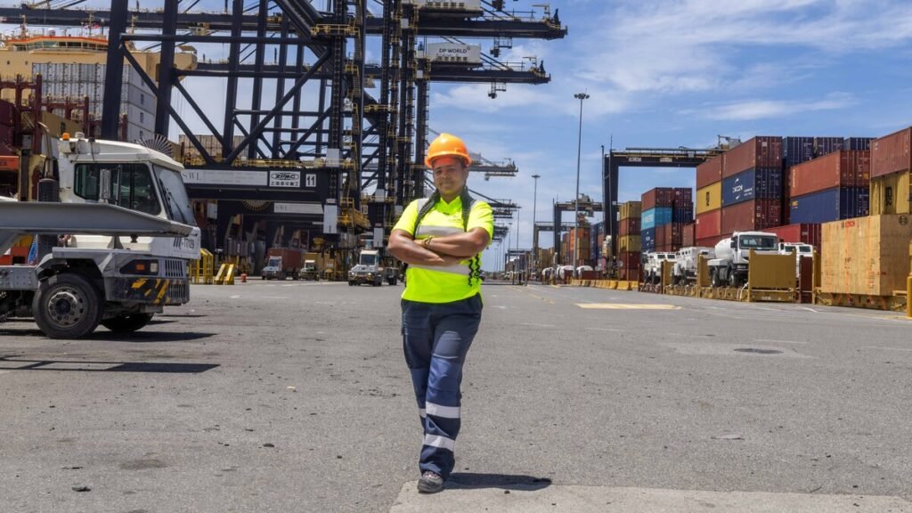 Claudia Medina, de vender palomitas a manejar un camión en DP World, muestra el costo social que aún soportan muchas trabajadoras