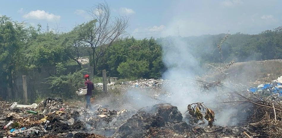 Fuegos en vertederos de La Canela y Hato del Yaque agravan reclamos de vecinos