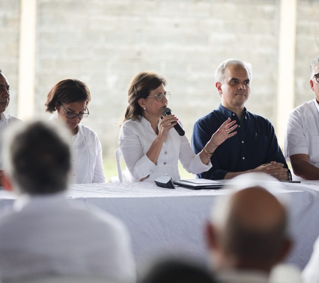 Raquel Peña anuncia titulación para parceleros de Monte Plata y escucha reclamos por caminos y financiamiento