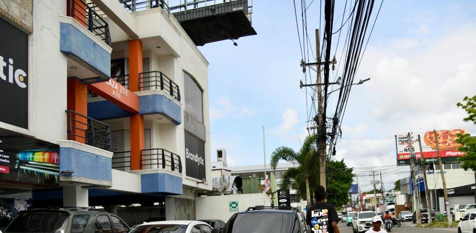 Dealers que ocupan aceras reavivan cuestionamientos al control del espacio público en el Distrito Nacional