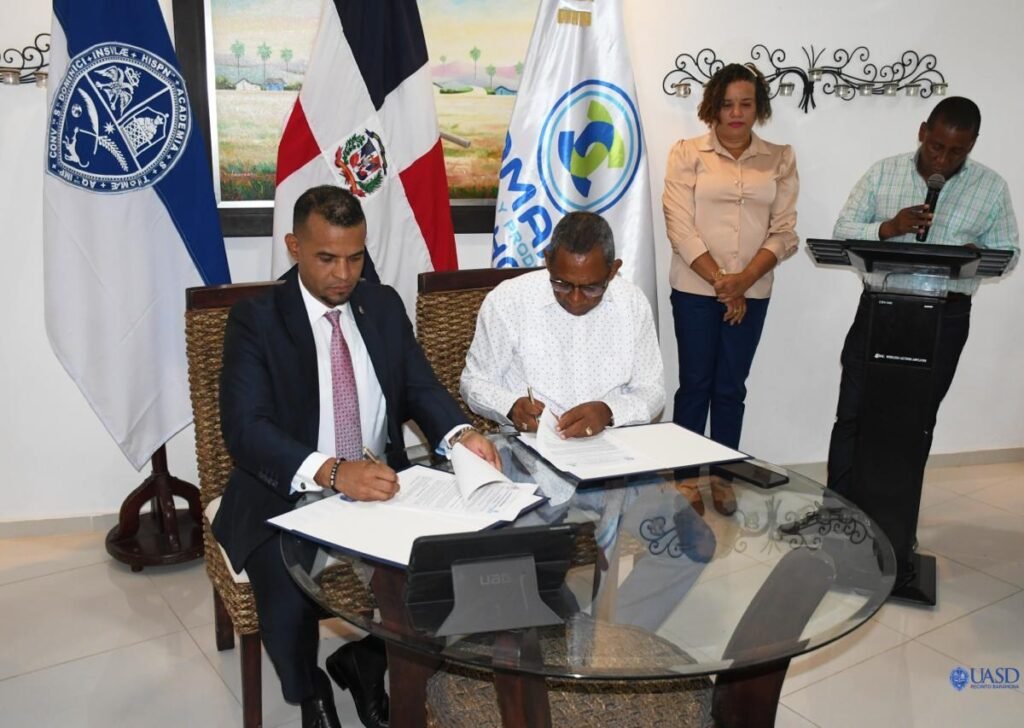 UASD Barahona y Cámara de Comercio firman pacto para impulsar desarrollo sostenible