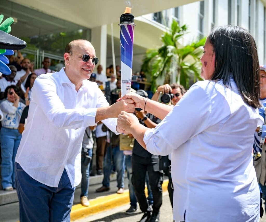 Santiago recibe la antorcha de Santo Domingo 2026 en un acto marcado por llamados al respaldo y a la vigilancia ciudadana