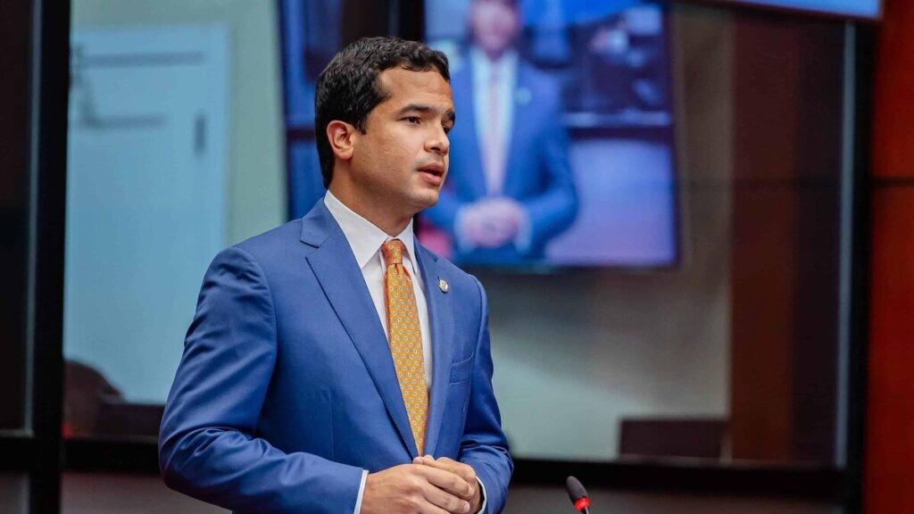 Omar Fernández refuerza una imagen de templanza y control político en la oposición