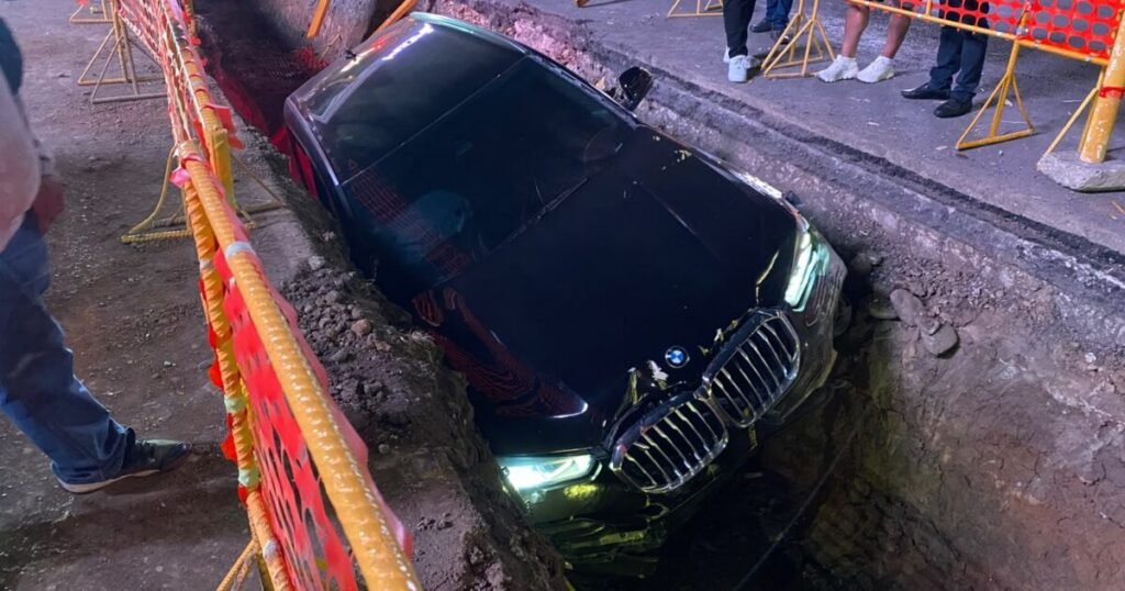 Jeepeta cae en zanja de drenaje frente a Ágora Santiago Center y vuelve a destacar riesgos en la vía