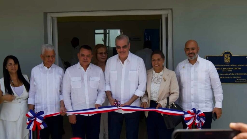 Abinader entrega obras en Sánchez Ramírez y resalta el hospital que Cevicos aguardó durante 23 años