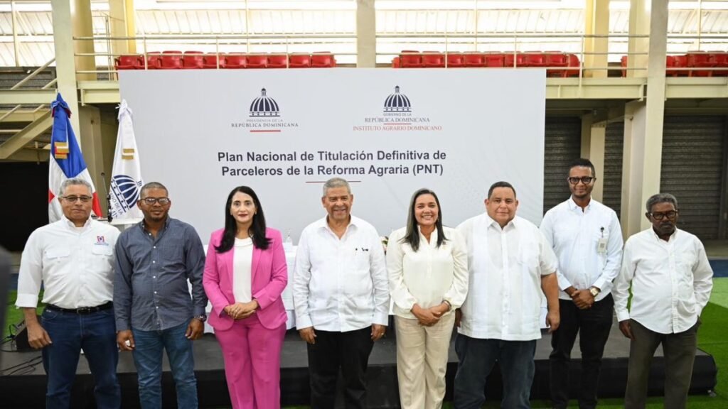 Azua: arrancan trabajos de titulación para más de 4 mil parceleros y siguen abiertas las dudas sobre una deuda histórica pendiente