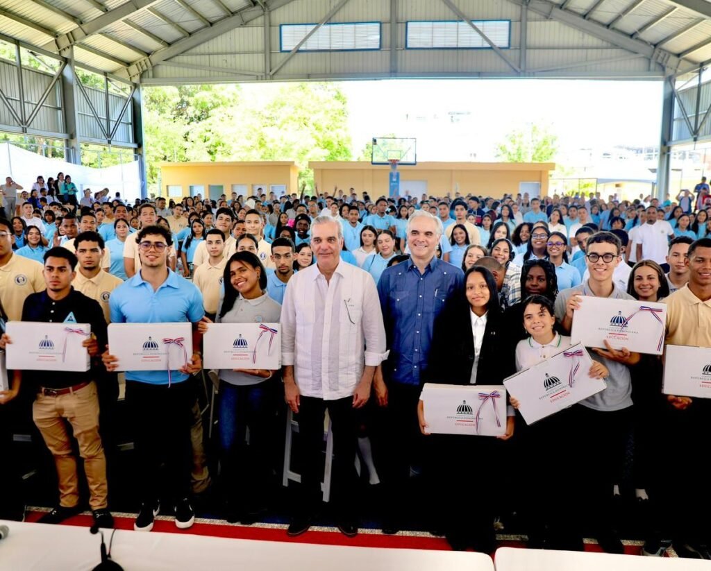Abinader habla de inglés, tecnología y educación ante estudiantes meritorios en Santiago