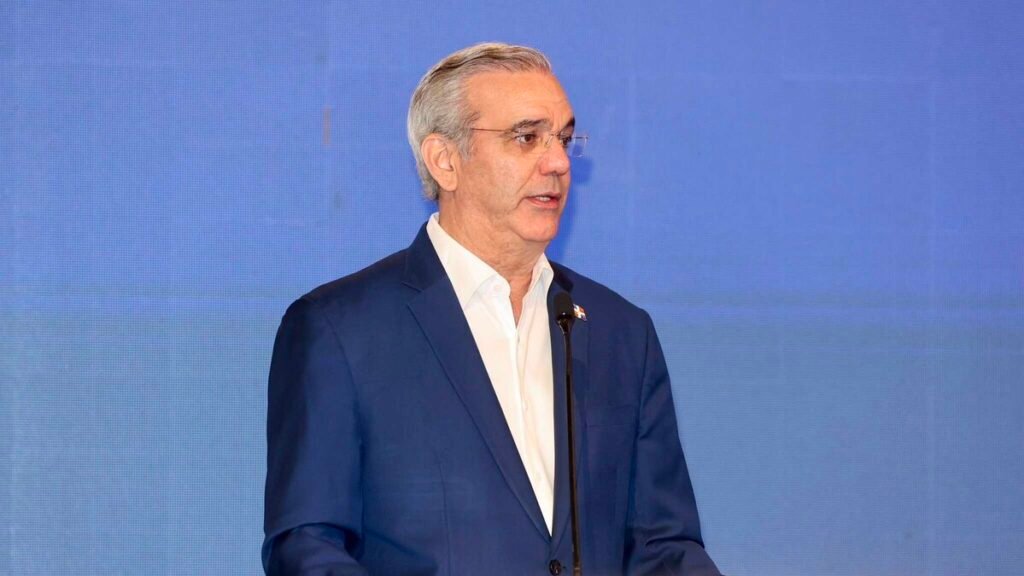 Abinader promulga de urgencia la Ley 30-26 y abre debate por mayor carga fiscal en medio de la crisis internacional