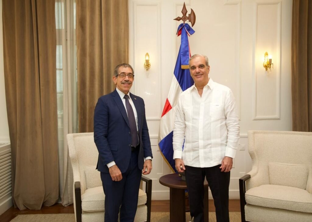 Abinader y Asjana David conversan en el Palacio Nacional sobre la agenda de educación superior de la UASD