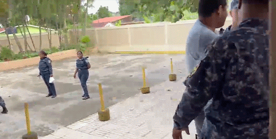 ‘Mantequilla’ sorprende con camiseta gris al volver ante la justicia en Monte Plata
