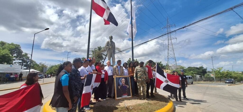 Duarte llega a La Nueva Barquita en una estatua que insiste en el debate sobre gestión y prioridades