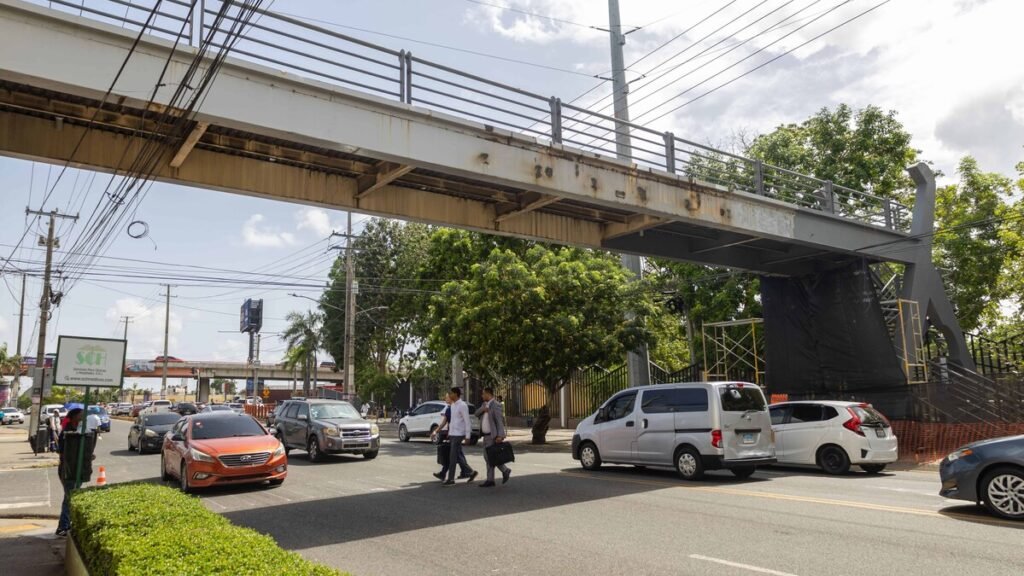 Obras Públicas retoma la rehabilitación del puente peatonal de la Ortega y Gasset, abandonado durante 22 años