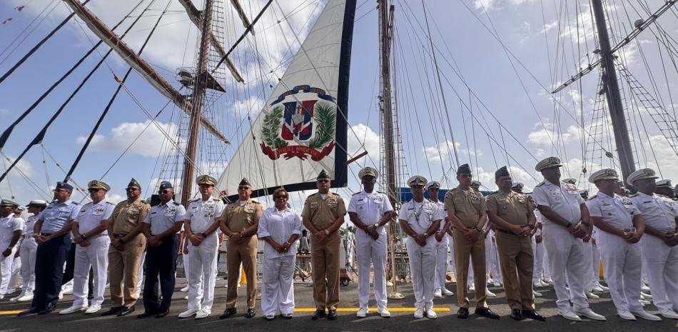Despedida del crucero de guardiamarinas en Sans Souci combina formación naval y respaldo oficial
