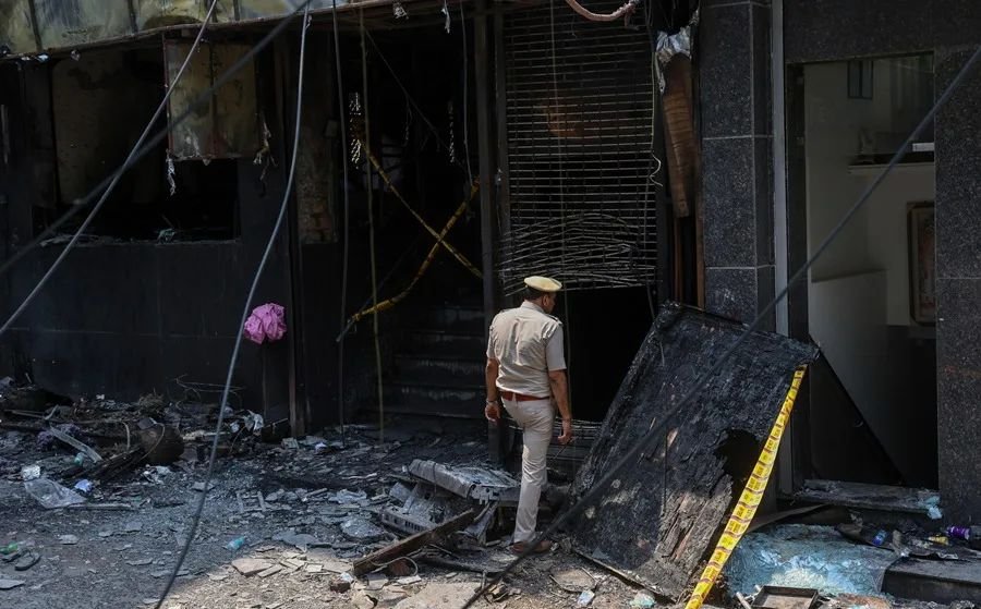 Un incendio en un hotel de Nueva Delhi deja 21 muertos y 11 heridos tras un retraso en la alerta