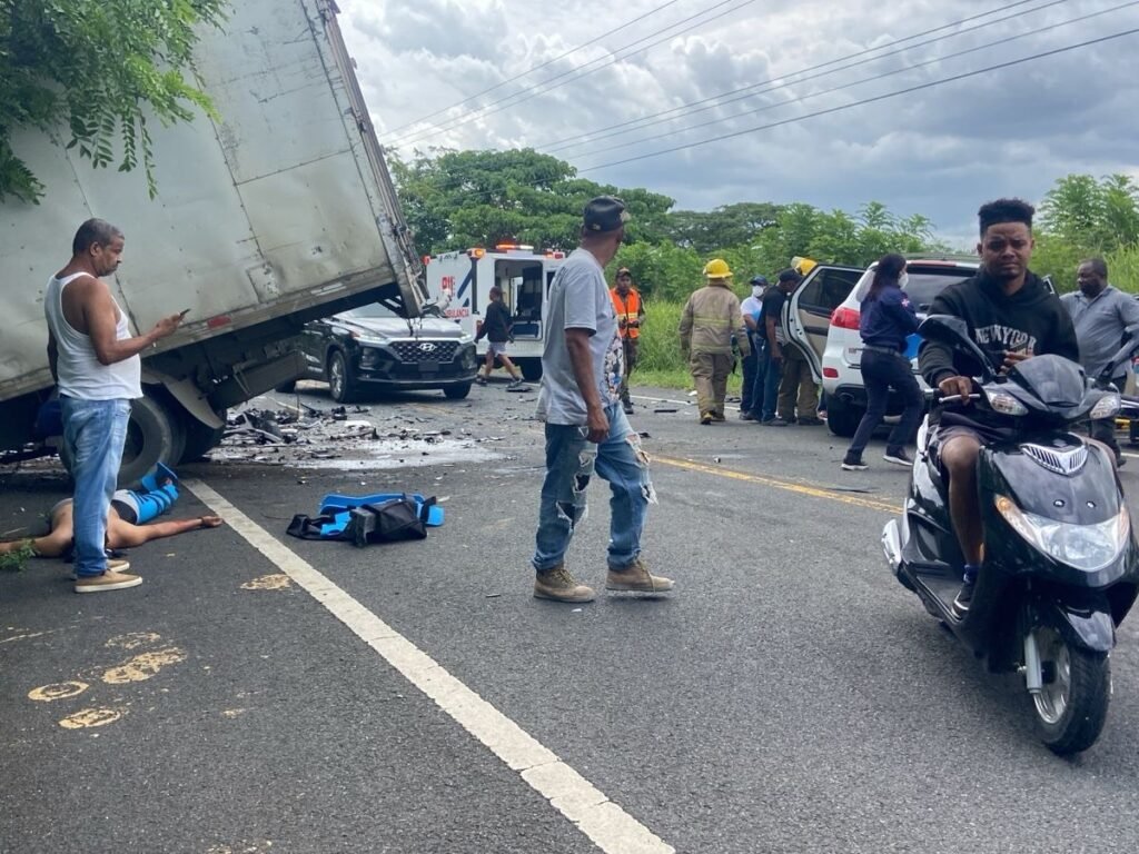 Choque entre camión y yipeta deja tres heridos y pone bajo lupa la seguridad en la carretera El Seibo-Hato Mayor