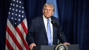 Tribunal de apelaciones autoriza a Trump a seguir cobrando el arancel global del 10 % mientras continúa la disputa legal