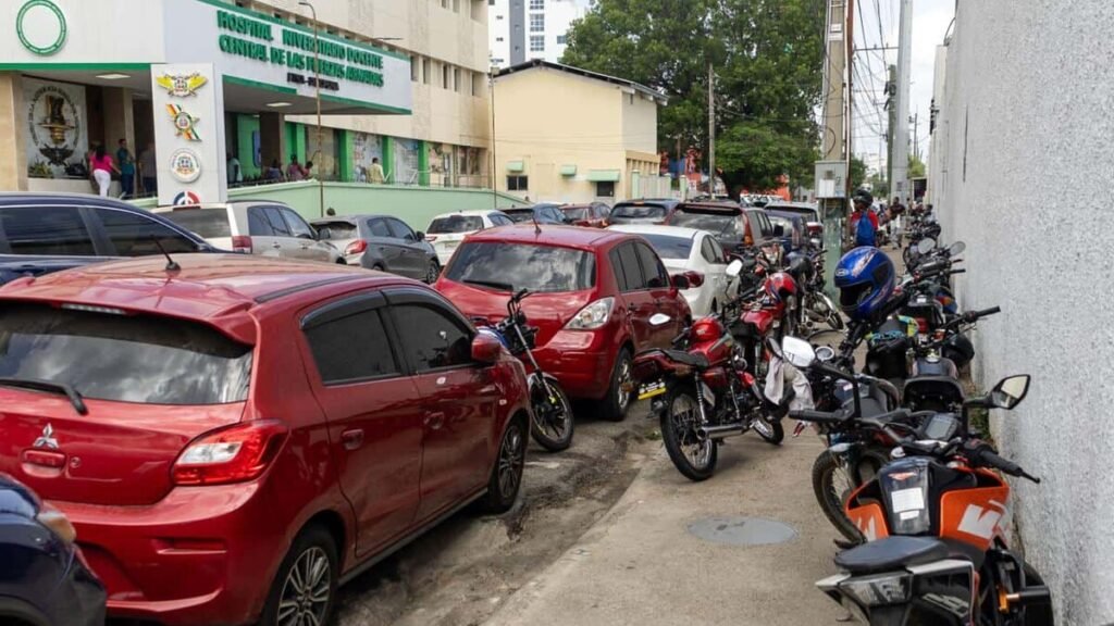 Acera ocupada frente al hospital de Naco pese a la prohibición