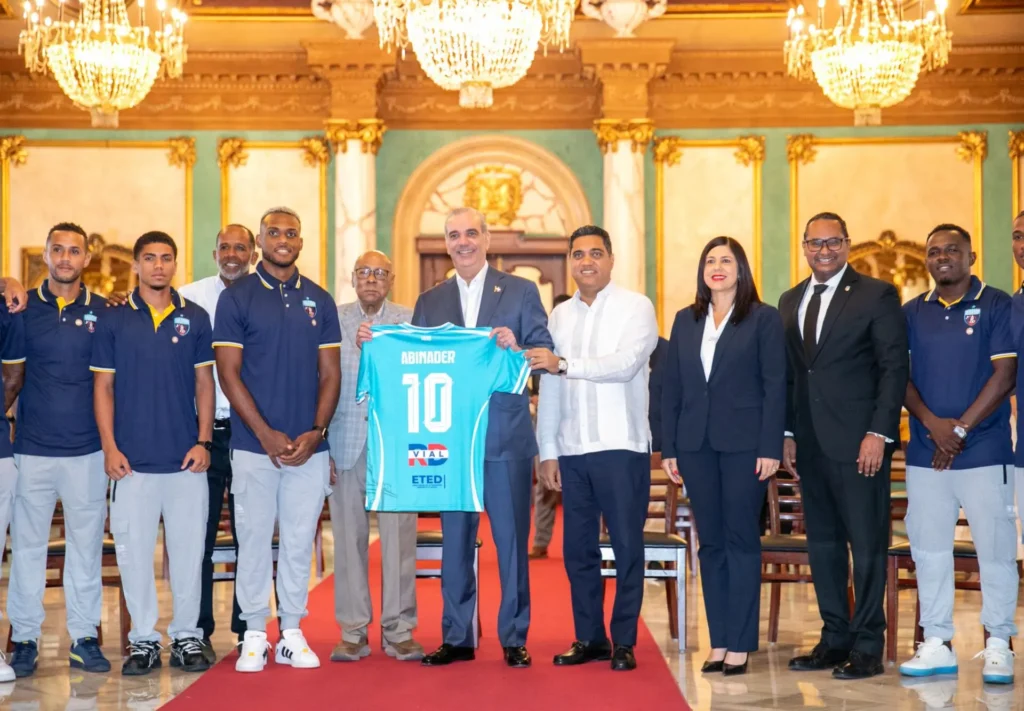Abinader lleva al Palacio Nacional el triunfo del Salcedo FC y lo acompaña con otra promesa pendiente
