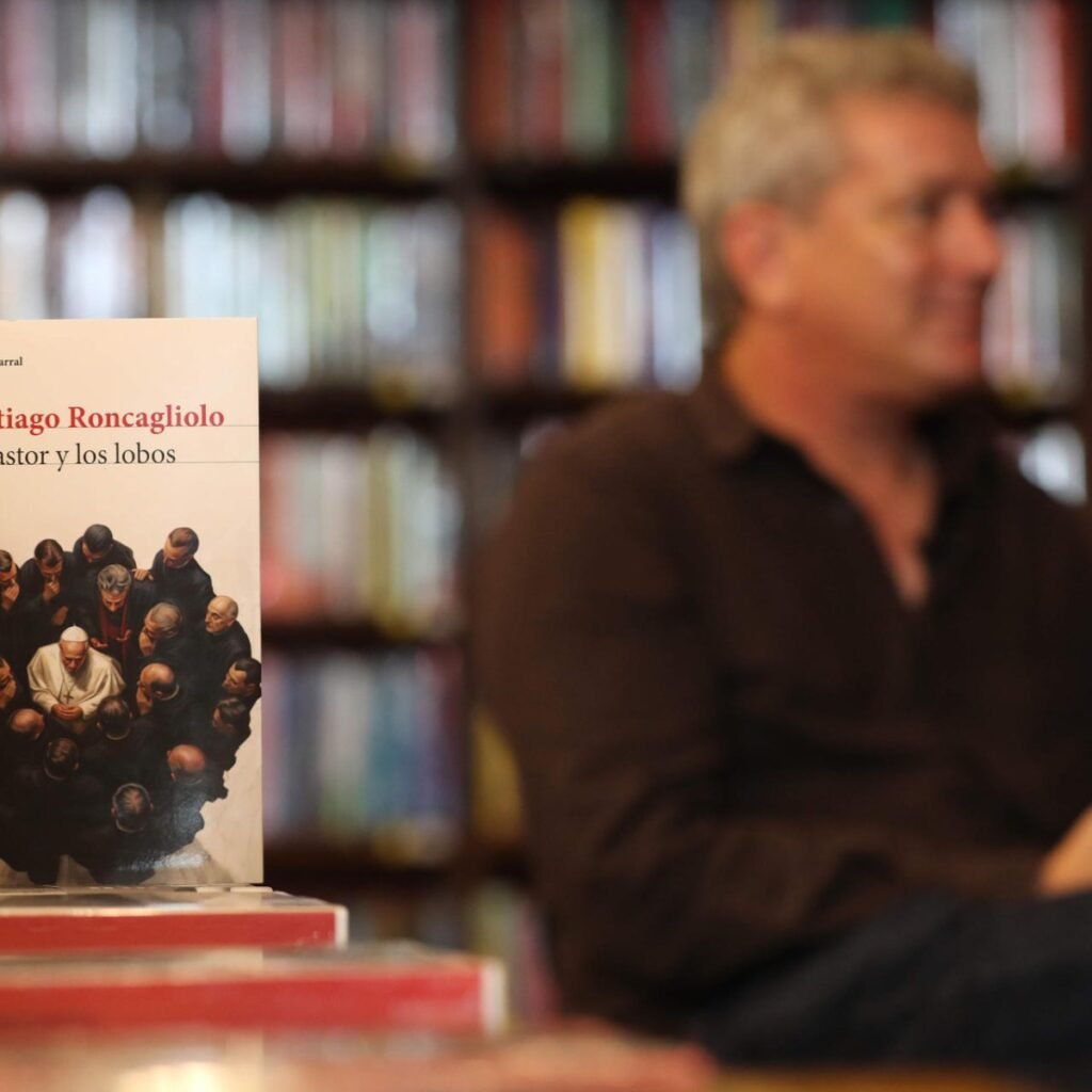 Roncagliolo retrata en un libro el peso de los abusos en la Iglesia y el ascenso de Prevost