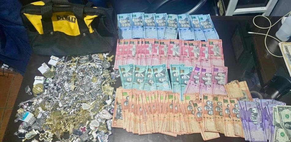 Cuatro arrestados tras el robo a una joyería en Santiago y la Policía recupera parte del botín
