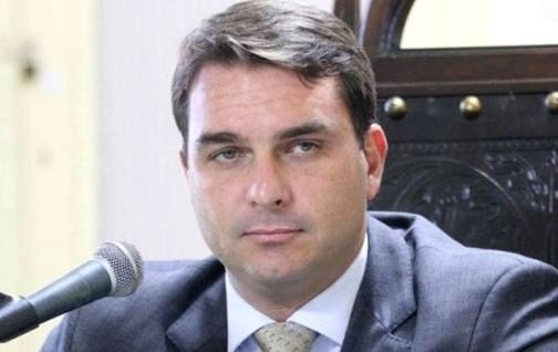 Flávio Bolsonaro denuncia una decisión judicial que, en plena carrera electoral, agrava la alerta sobre interferencia institucional en Brasil