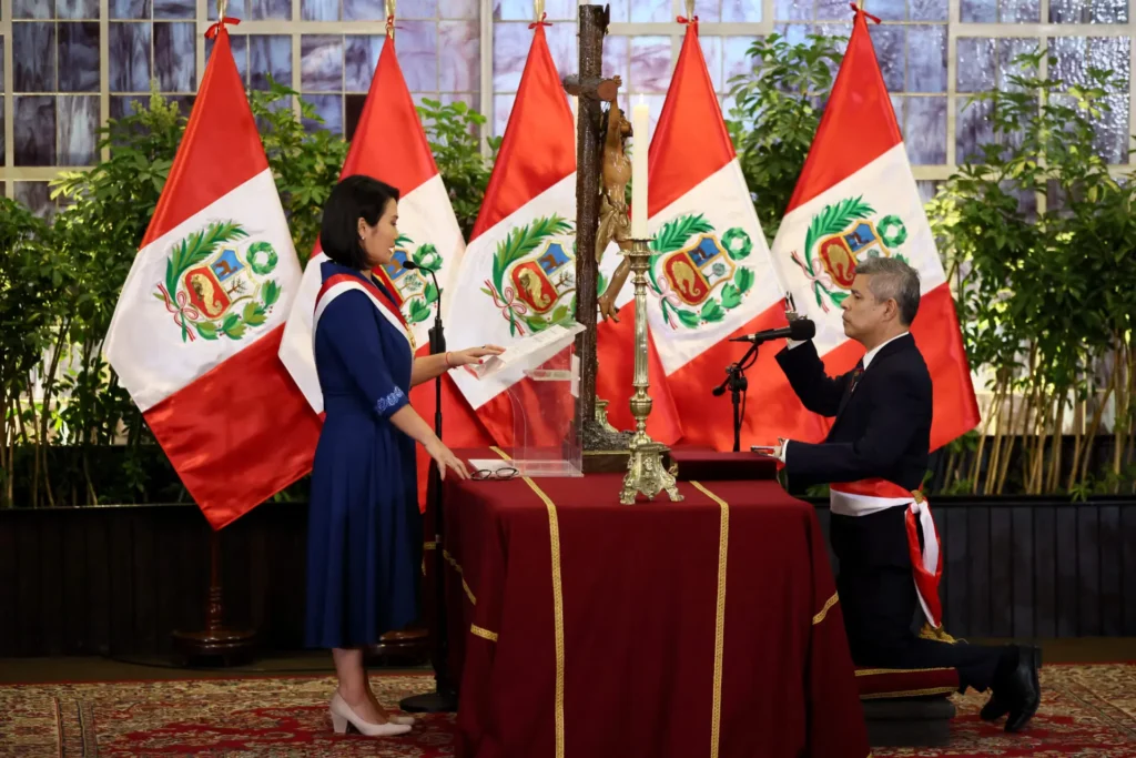 Fujimori abre su mandato en Perú con seguridad, salario mínimo y pedido de más poderes