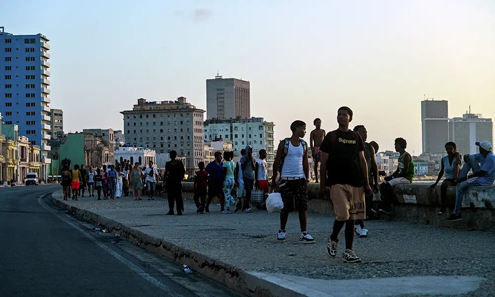Cuba vuelve a quedar a oscuras y el Gobierno culpa a EE.UU. de agravar la crisis