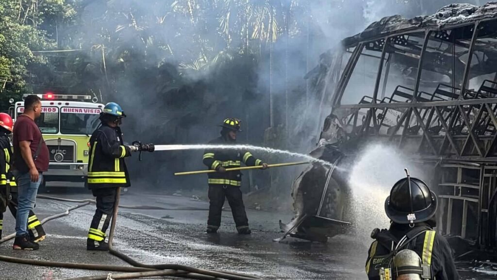 Nueve heridos tras incendio de autobús de Caribe Tours en Jarabacoa