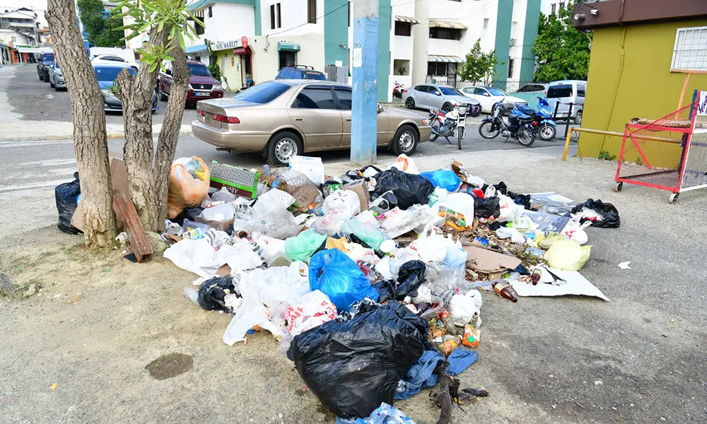 Basura y temor a enfermedades destapan el desgaste de la gestión en Santiago Oeste