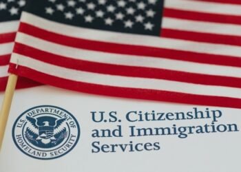 USCIS detecta una orden federal y detiene a un dominicano durante su trámite de ciudadanía