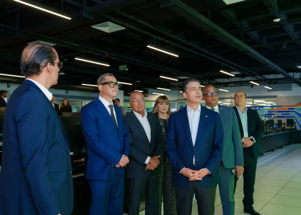 Ministro de Trabajo visita al Banco Popular y vuelve a poner el foco en la brecha entre exhibición tecnológica y resultados públicos