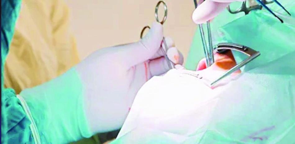 Maestra sigue fuera de las aulas y el caso de una extracción dental abre dudas sobre controles sanitarios