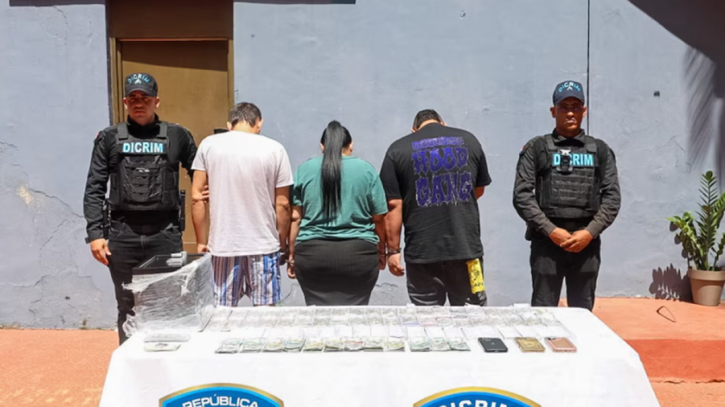 Tres colombianos detenidos por presunto fraude que golpeaba a comerciantes