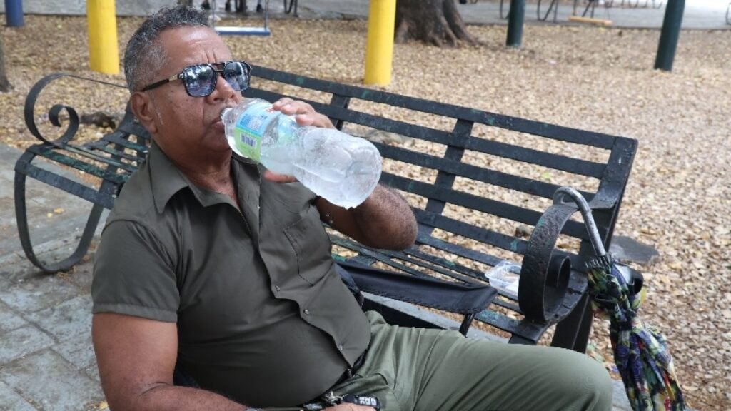 El calor empuja a capitaleños a los parques y: el costo cotidiano de una ciudad que no da tregua