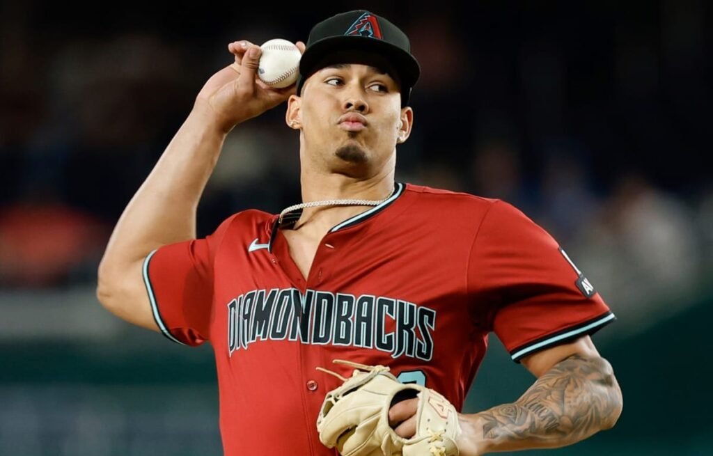 Martínez vuelve a las Grandes Ligas con rectas de 100 mph, pero el comando sigue en deuda