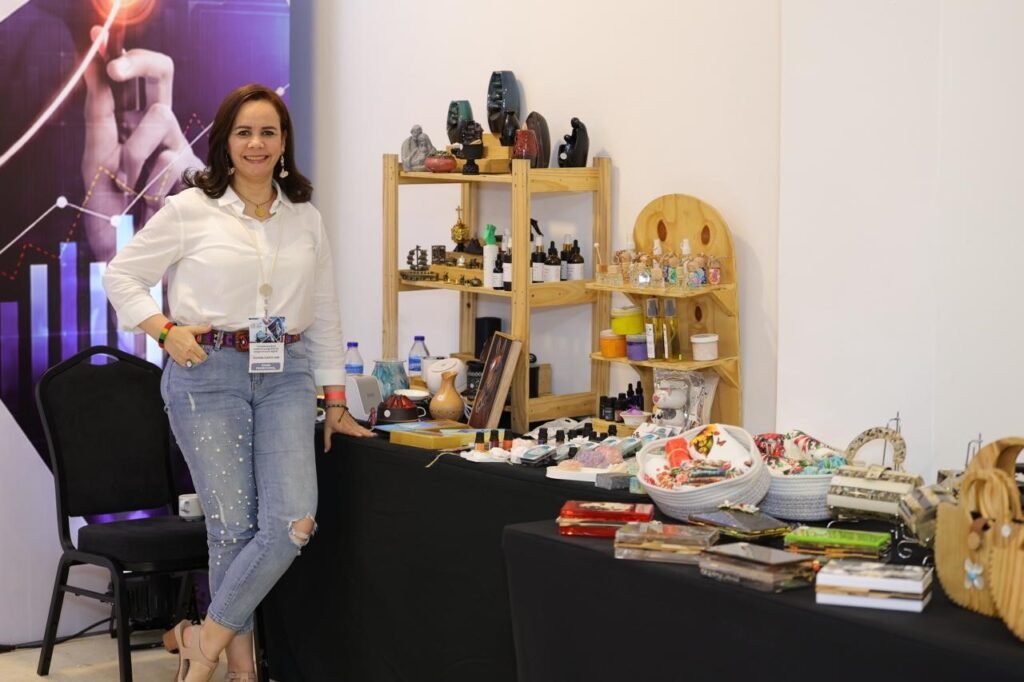 Wilmara Cuesta presenta carteras de pino y piedras nacionales en el CIFA, con la mira puesta en más respaldo al sector
