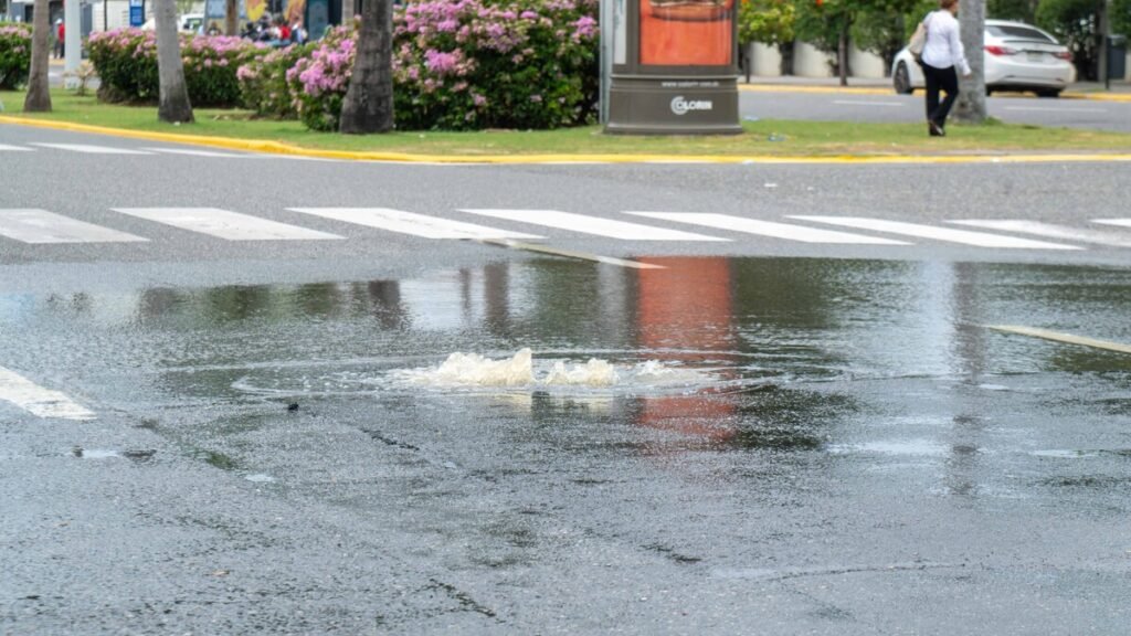 Jiménez Moya vuelve a padecer un desborde de aguas residuales y crece la presión sobre la Caasd