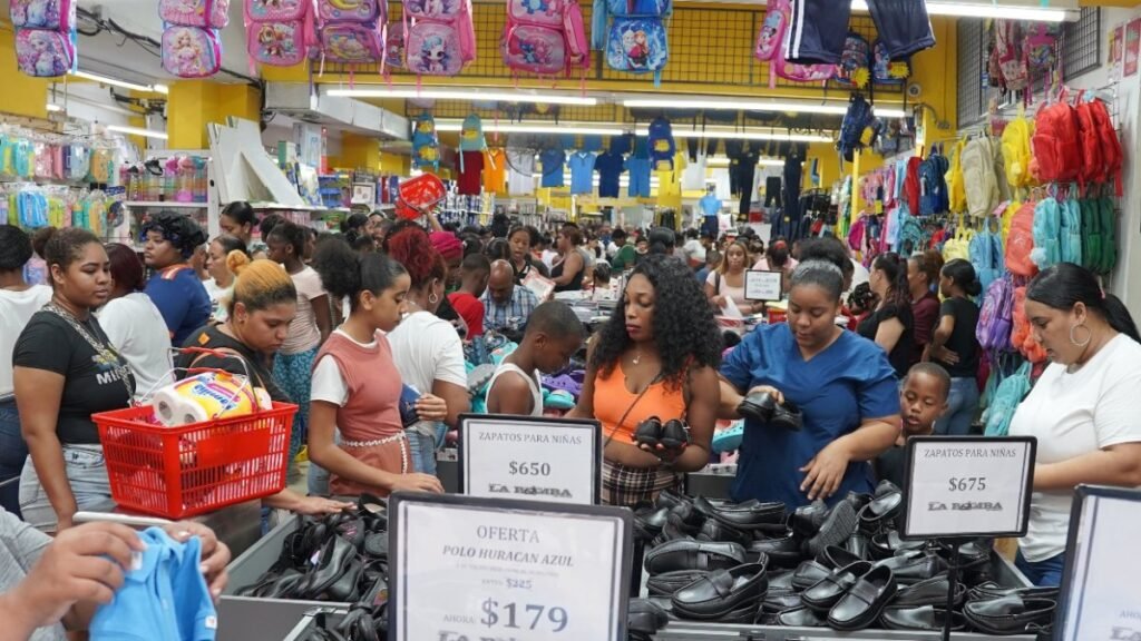 Avenida Duarte concentra compras de última hora y revela presión en hogares a un día de clases