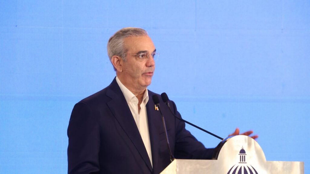 Abinader admite un mercado telecom dominado por dos firmas y pide más competencia