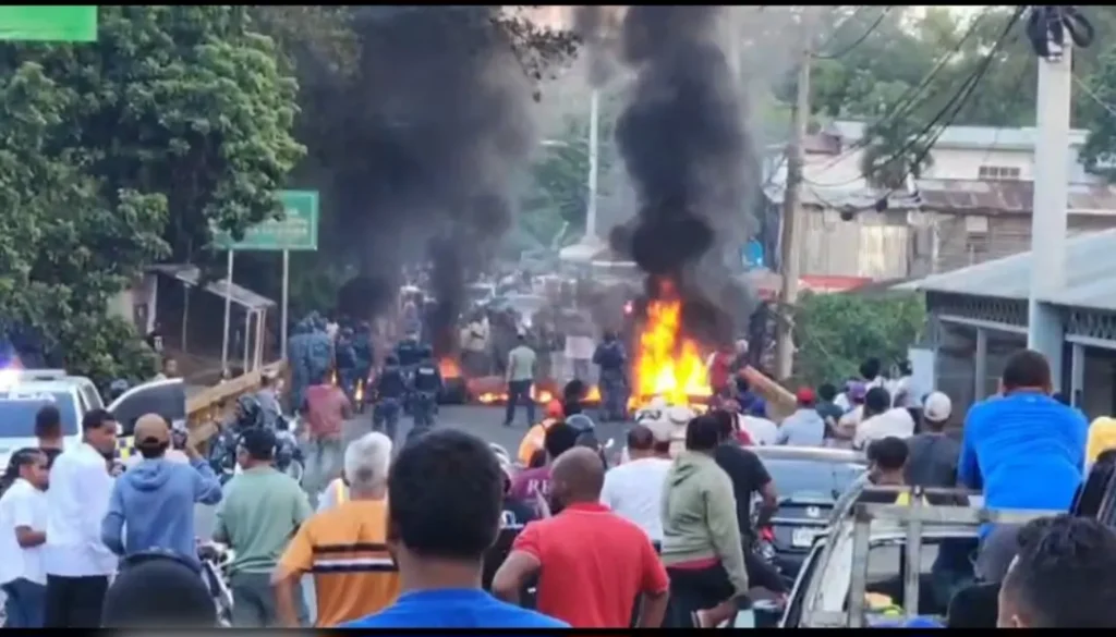 Bloquean la Duarte en protesta por la muerte de Carolay Taveras y reclaman capturar a Darlin Martínez Ulloa