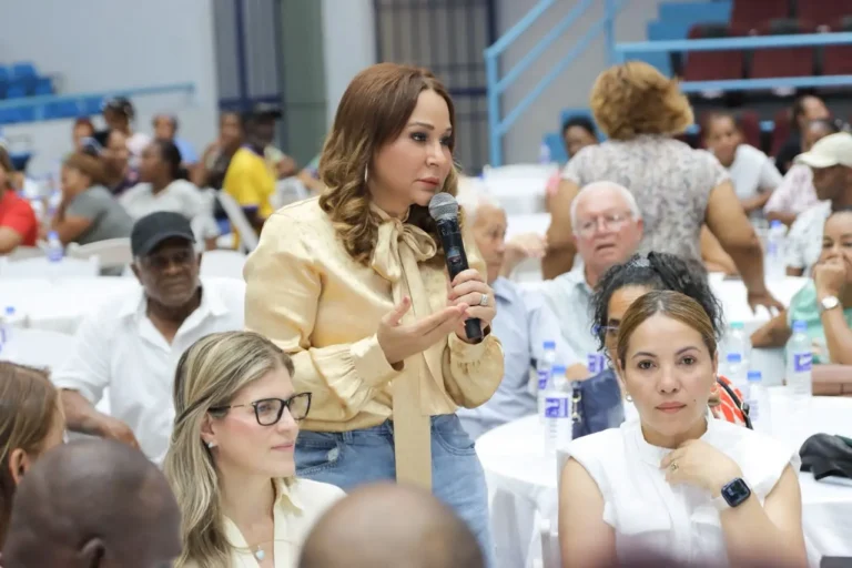 Supérate escucha reclamos en La Romana mientras persisten pedidos de ampliar la ayuda social