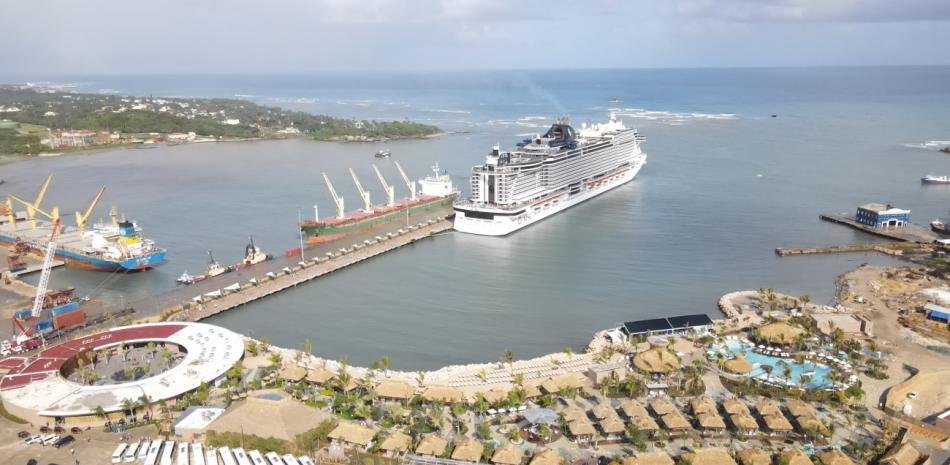 Taíno Bay niega vertidos en Puerto Plata y explica la coloración del agua por maniobras de atraque