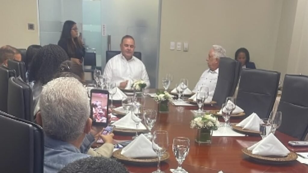 Almuerzo oficial con periodistas coincide con silencio sobre plaga detectada en Baní