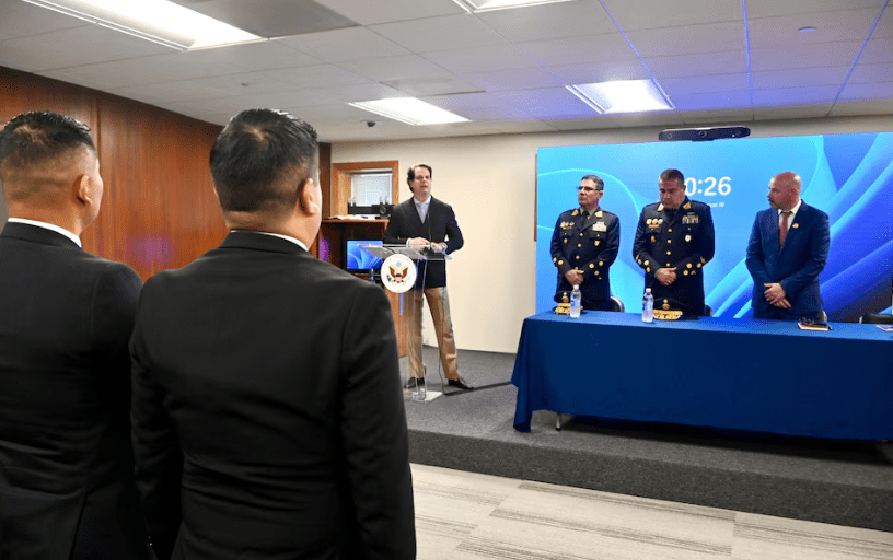 Arriola ratifica un convenio con el FBI mientras persiste la versión oficial dividida sobre su firma