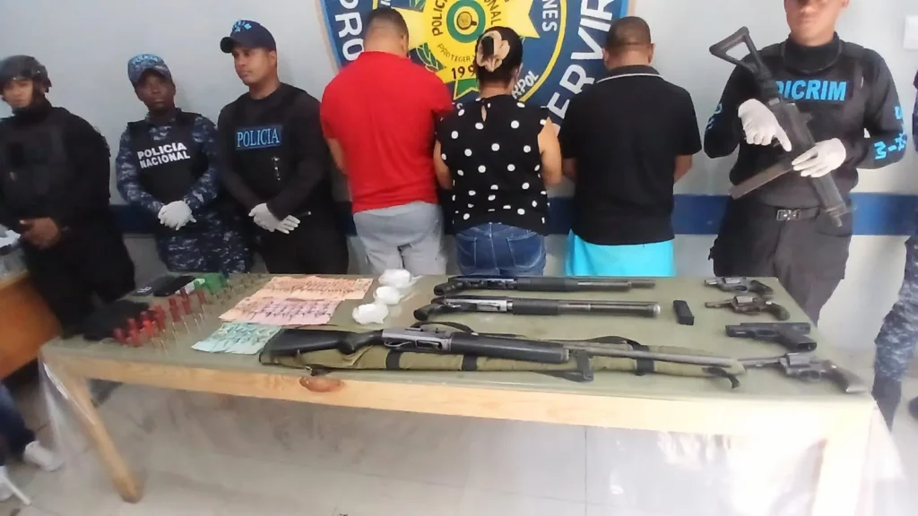 Operativos en Barahona dejan tres detenidos, siete armas y presunta cocaína